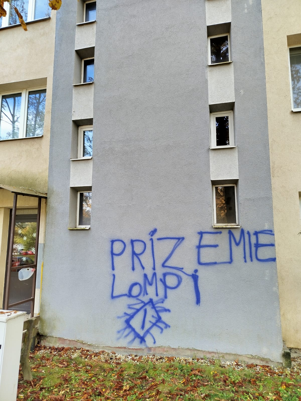 Ružinská 12 - pred odstránením grafitov